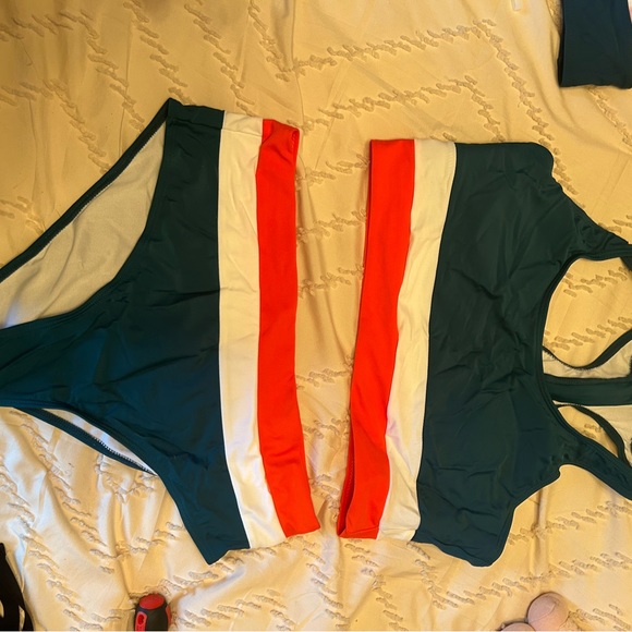 Bikini - Picture 2 of 3